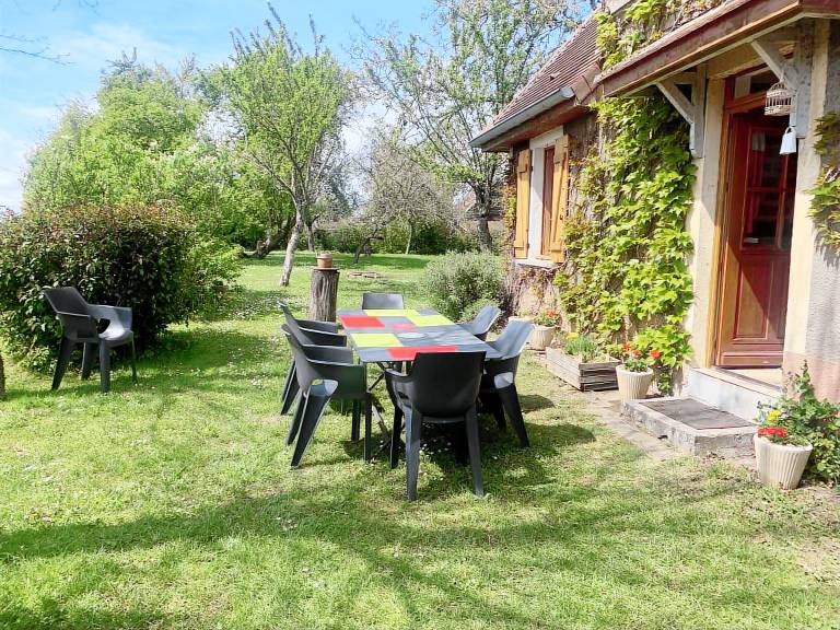 Cottage with BBQ & yard — photo 2