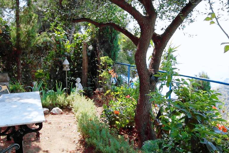 Vacation home with patio & garden — photo 4