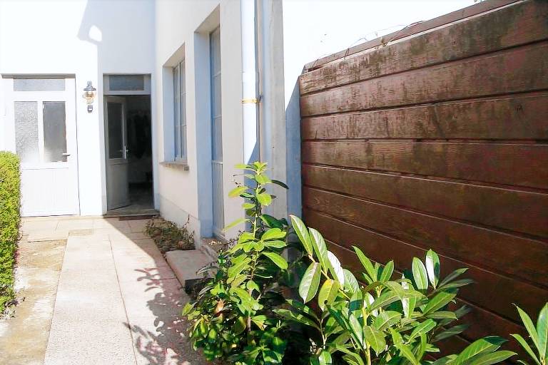 House with terrace & yard — photo 3