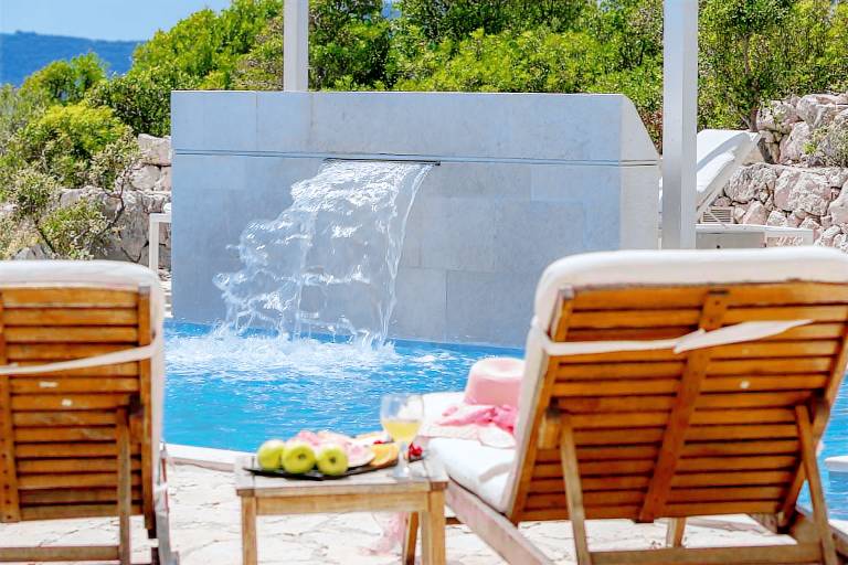 Villa Oasis, 5 bedrooms, heated Pool, Jacuzzi, BeachFront by MyWaycation — photo 2