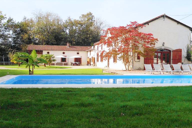 Vacation home with yard, private pool & barbecue in Tarbes