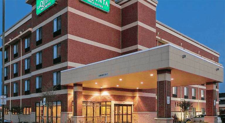 La Quinta Inn & Suites by Wyndham Edmond — photo 2