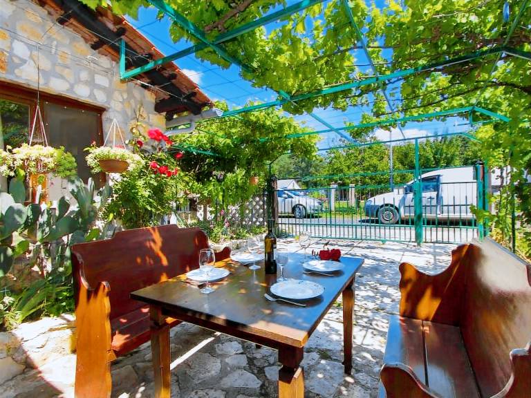 Vacation home with private pool, grill & patio in Pula