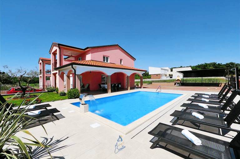 Villa with yard, pool & barbecue | Pool view — photo 3