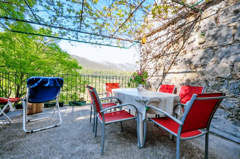 Holiday apartment with barbeque, garden & patio | Garden view — photo 2