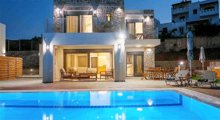 Villa with private pool, patio & yard — photo 3