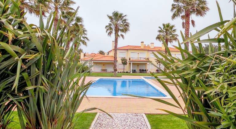Fully equipped rental apartment with garden & pool | Pet-friendly in Leiria