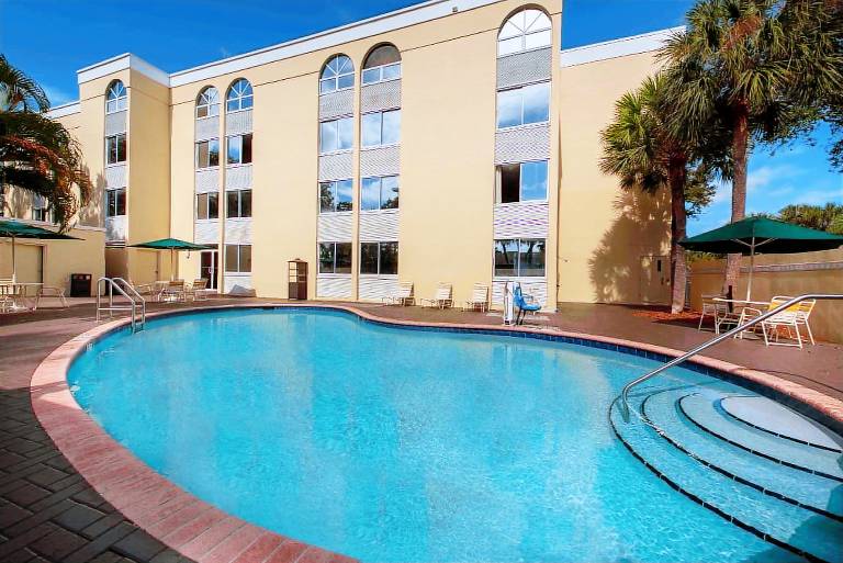 La Quinta Inn & Suites by Wyndham Deerfield Beach I-95 — photo 2