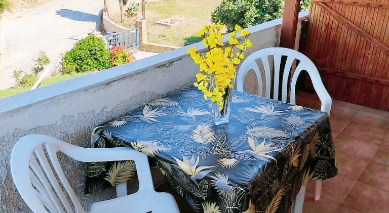 Holiday apartment with patio & yard — photo 2