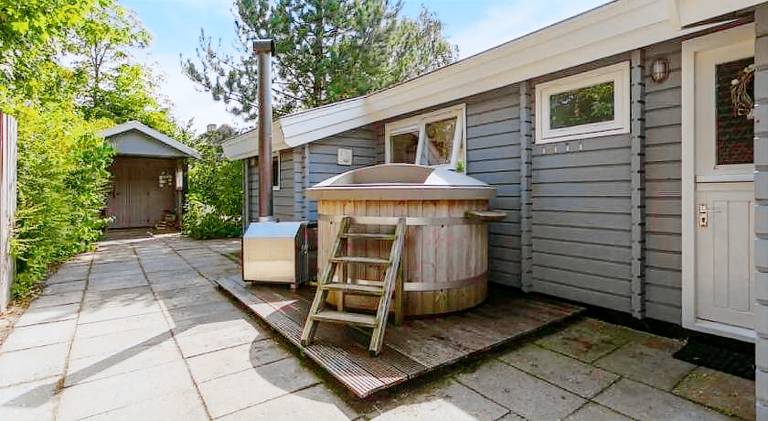 Vacation home with hot tub in Groningen