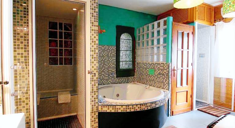 Vacation home with yard, pool & jacuzzi — photo 2