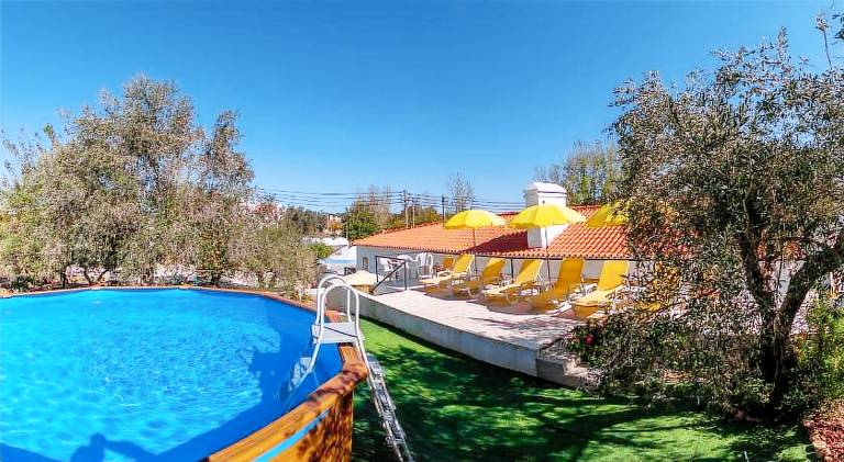 Farm with yard, pool & barbeque — photo 3