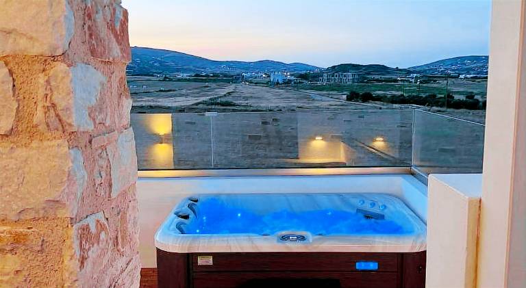 House with jacuzzi & patio — photo 4