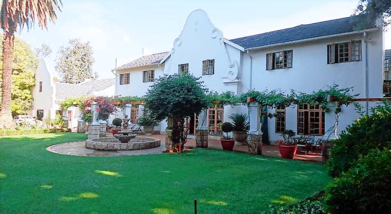 Le Chateau Guest House and Conference Centre