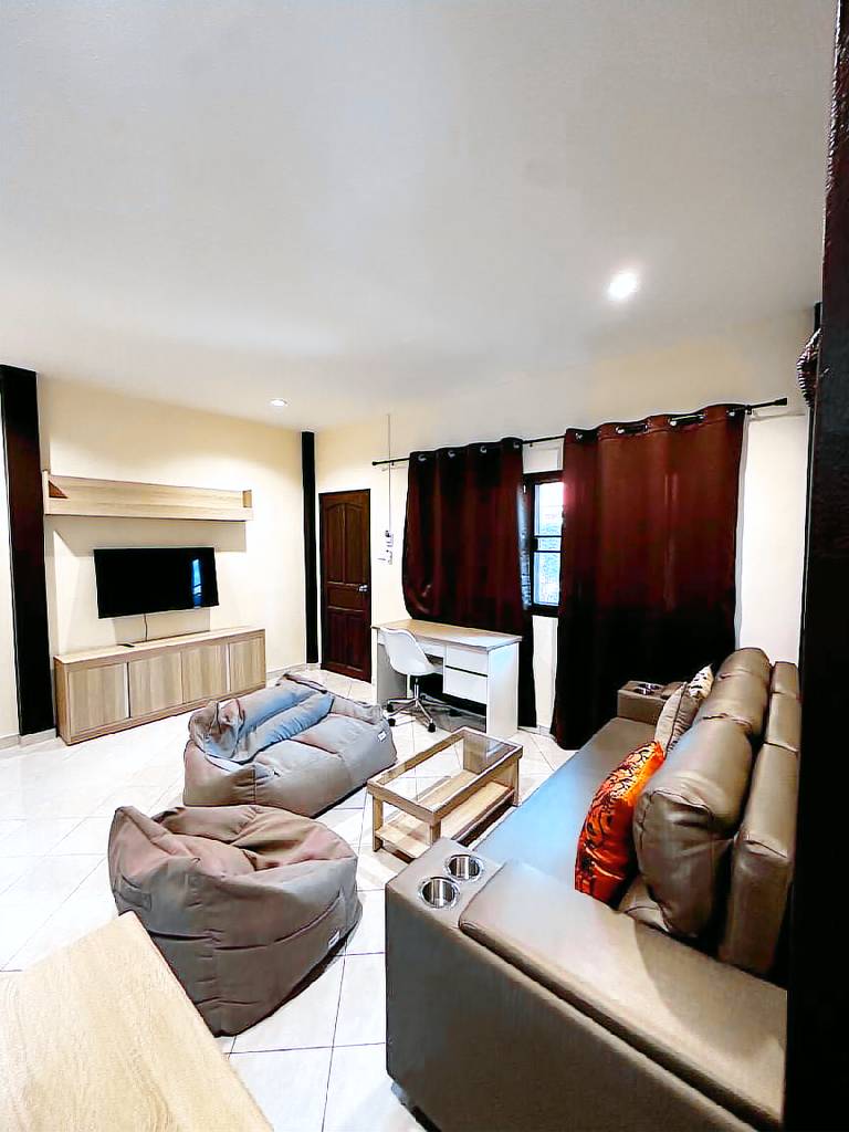 House with pool, garden & barbeque | Pets are welcome — photo 2