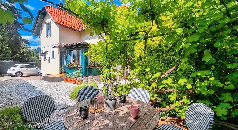 Vacation home with 3 rooms for 6 persons in Bled