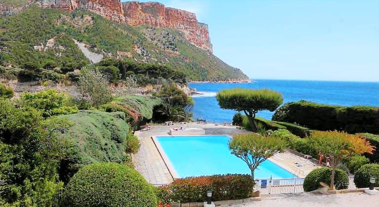Rental apartment with private pool & patio in Cassis