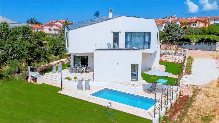 Child-friendly nice villa with garden, terrace & private pool | Pool view | Pets are welcome — photo 5