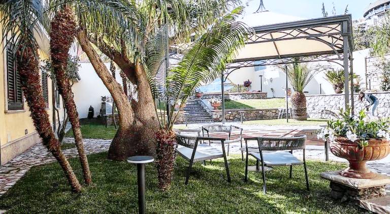 Holiday apartment with yard & terrace — photo 5