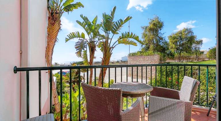 Fully equipped pleasant rental apartment with patio & private pool | Close to the beach | Dogs allowed — photo 5