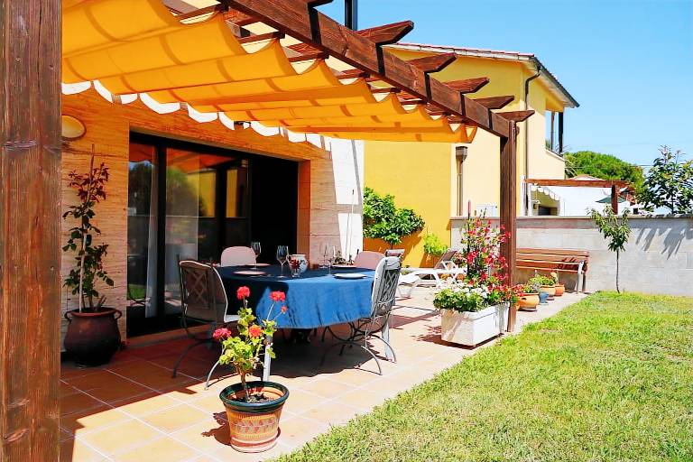 Vacation home with terrace, barbeque & yard — photo 2