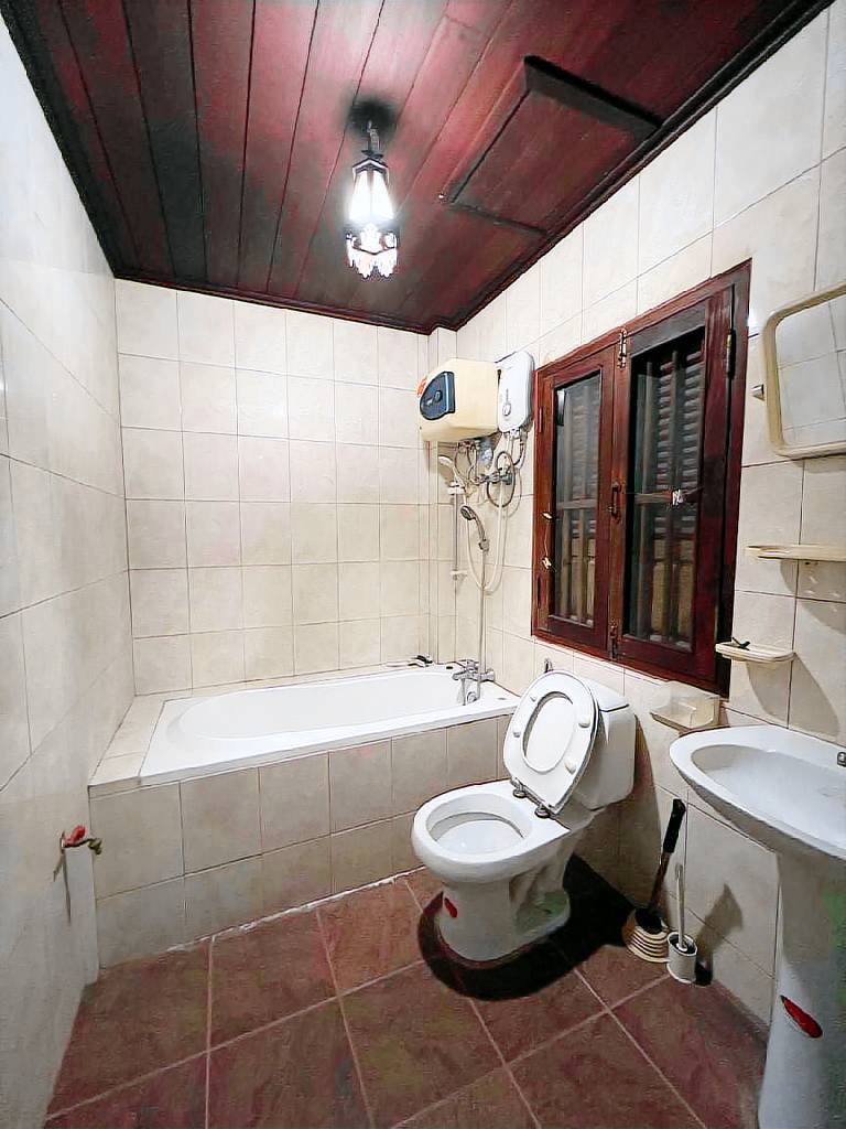 House | Next to Phou Si | Pets allowed — photo 2