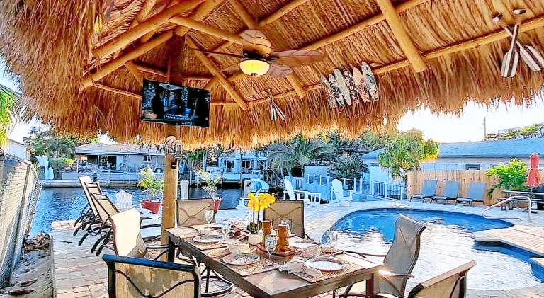 Vacation home with pool — photo 3