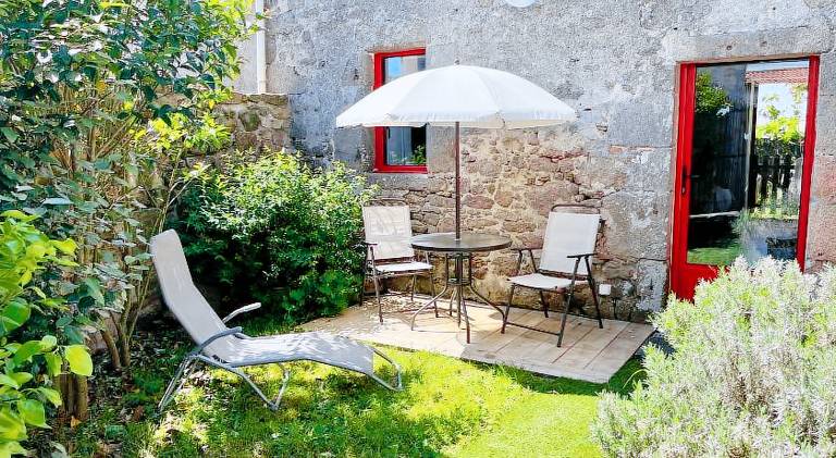 House with patio & yard — photo 4