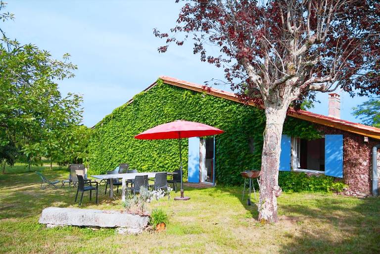 Vacation home with terrace, barbeque & garden | Garden view in Libourne