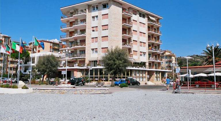 Holiday apartment with patio | Next to the beach | Pets are welcome in Bordighera
