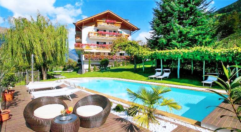 Nice serviced apartment with pool, garden & jacuzzi | Pet-friendly in Schenna