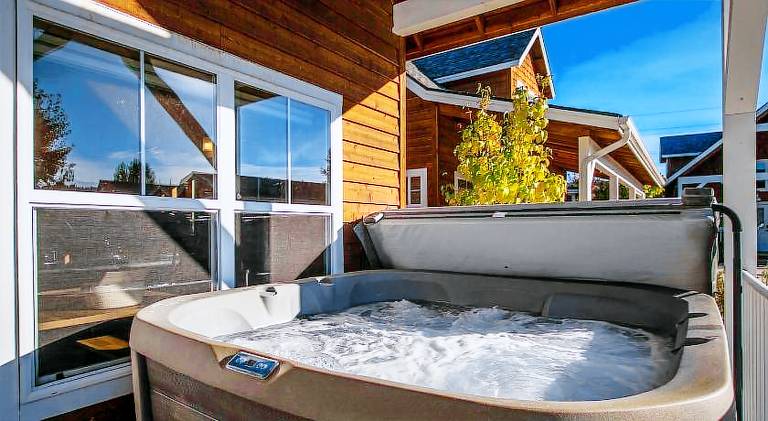 Vacation home with jacuzzi | Pets allowed — photo 5