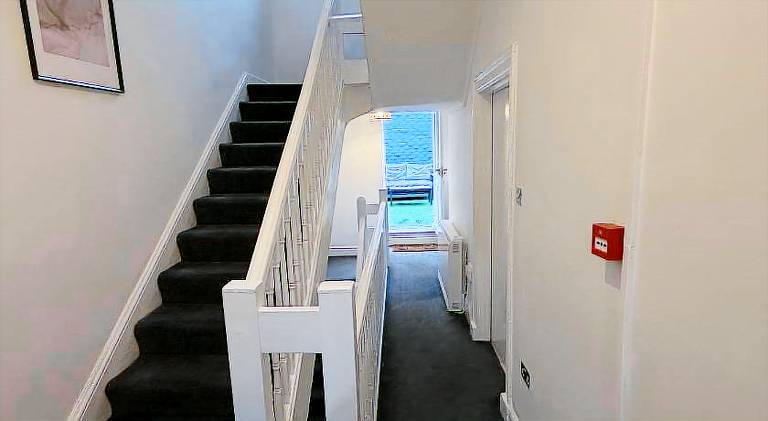 Spacious 4 Bedroom Apartment with Terrace Liverpool by StaySavvy Accommodation — photo 3