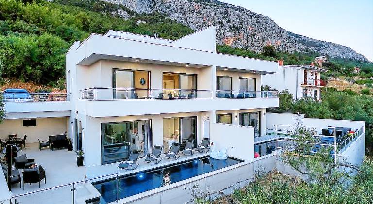 Ample vacation home with pool | Pet-friendly — photo 3