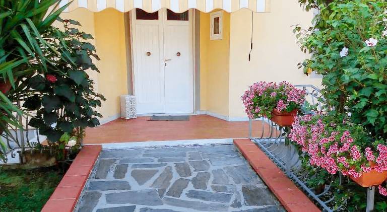 House | Pets allowed — photo 3