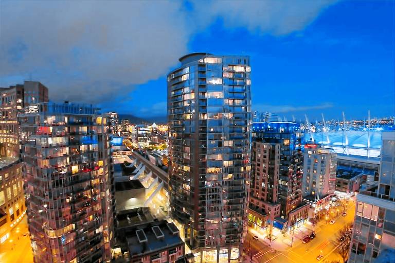 Rosedale On Robson Suite Hotel