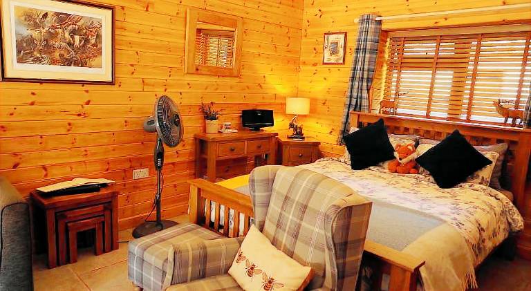 Lodge with yard, hot tub & grill in Telford