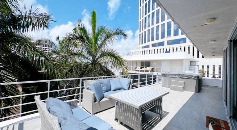 Apartment with yard, private pool & hot tub — photo 3