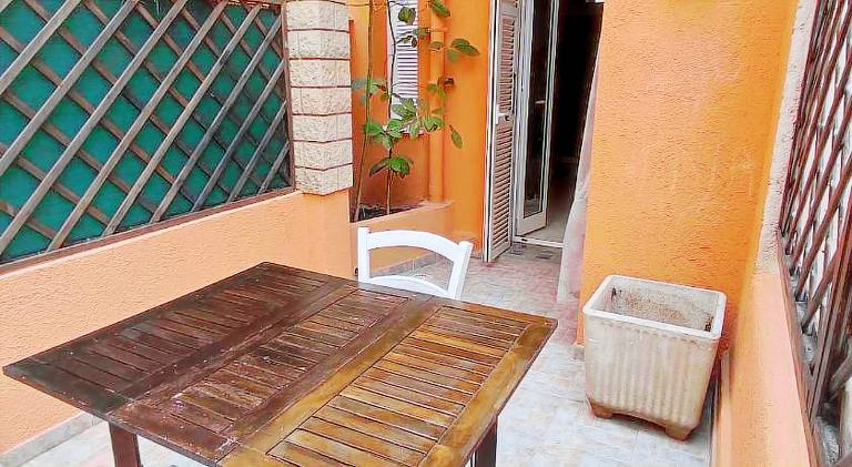 Rental apartment with patio — photo 4