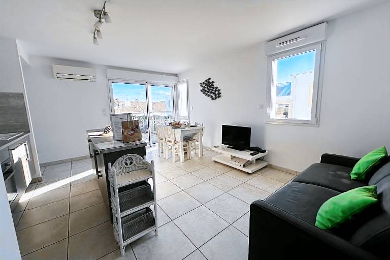 Apartment with patio — photo 2
