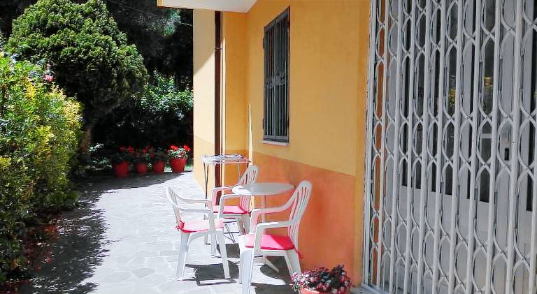Holiday apartment with barbecue & garden — photo 4