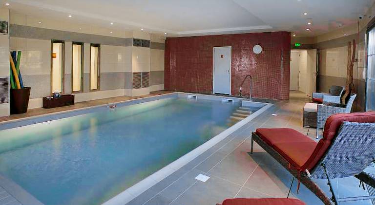 Serviced apartment with patio, pool & yard — photo 3