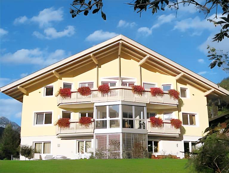 Pleasant serviced apartment with yard, terrace & sauna | Pets are welcome in Valle Aurina