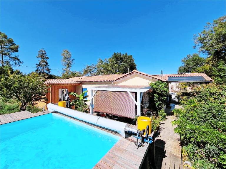 Vacation home with BBQ, pool & garden | Garden view in Libourne