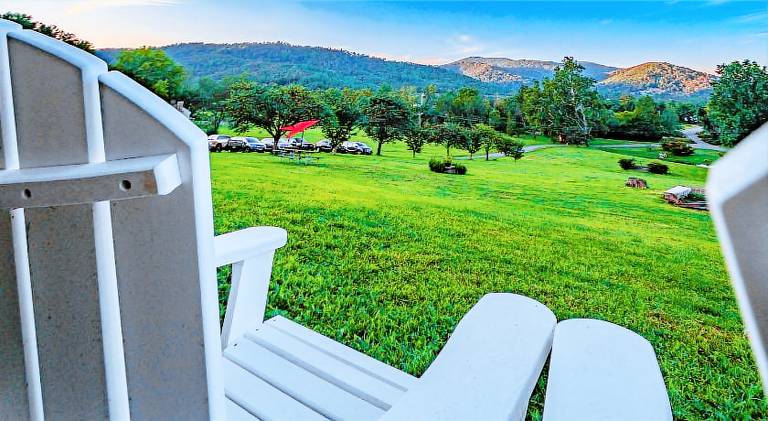Lodge with terrace, BBQ & pool | Pets are welcome — photo 5