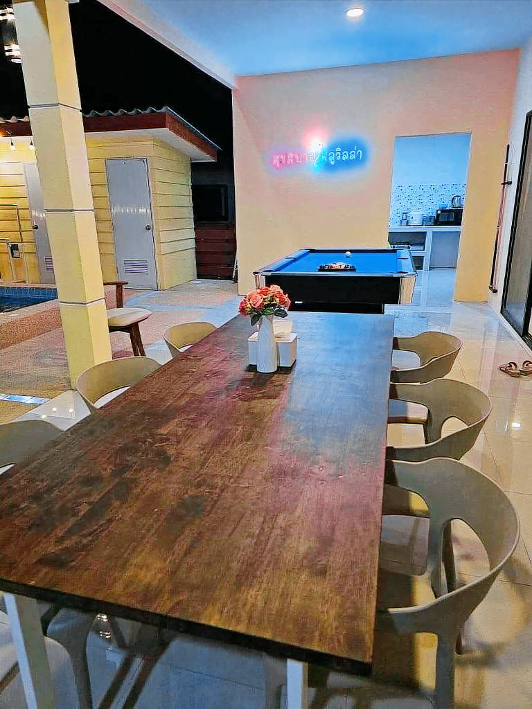 Vacation home with pool & grill — photo 3