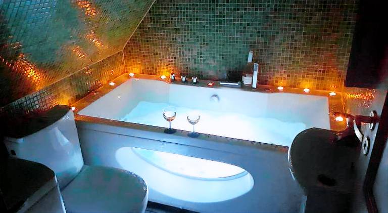 Apartment with hot tub — photo 2