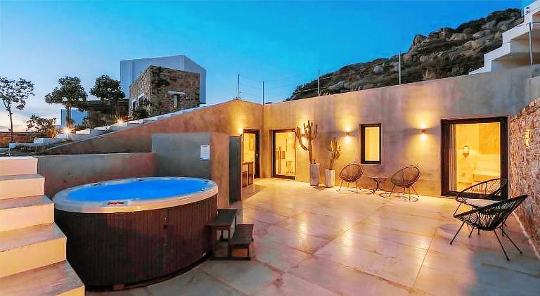 Villa with pool & hot tub — photo 4