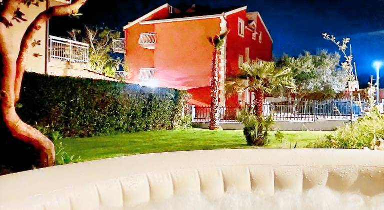 Ample vacation home with hot tub | Beach nearby | Pets are welcome — photo 5