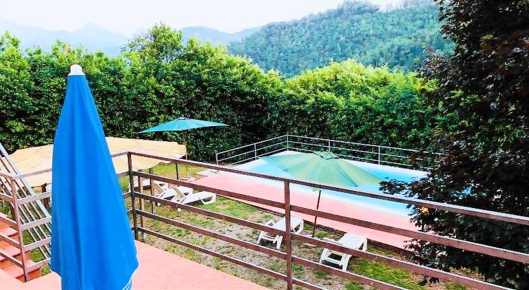 Rental apartment with yard, pool & barbeque — photo 2
